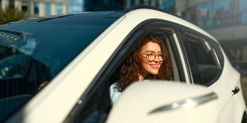 Woman sitting in a car seguro-de-coche-tipo1