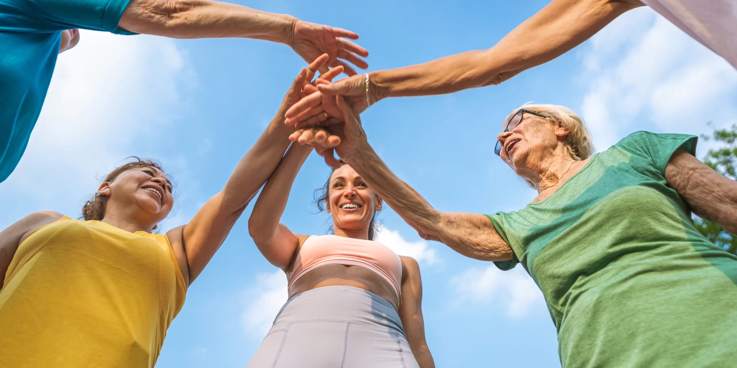 Personas mayores disfrutando de bienestar y salud